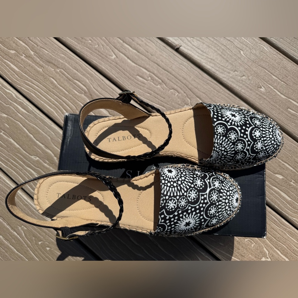 Talbots Black & White Floral Pattern Espadrille Sandals Size 10 ~ New in Box!!🖤🤍 - Picture 3 of 8